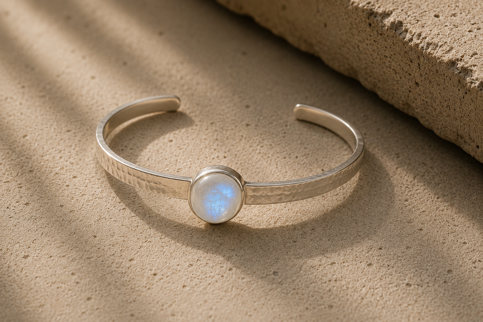 Bracelet jonc artisanal en argent sterling avec pierre de lune